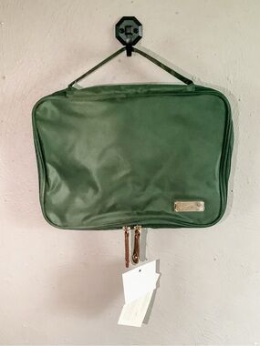 NWT Toiletry bag in Olive Green